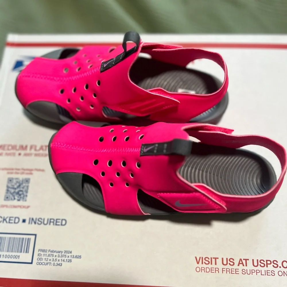 NWT Nike Sunray Protect 2 sandals in Hyper Pink/Fuchsia Glow & Smoke Grey Size 2
